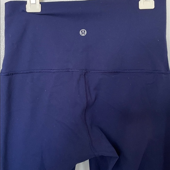 Lululemon Women’s Size 6 High-Waisted Vibrant Navy Crop Leggings 22” - Picture 4 of 7